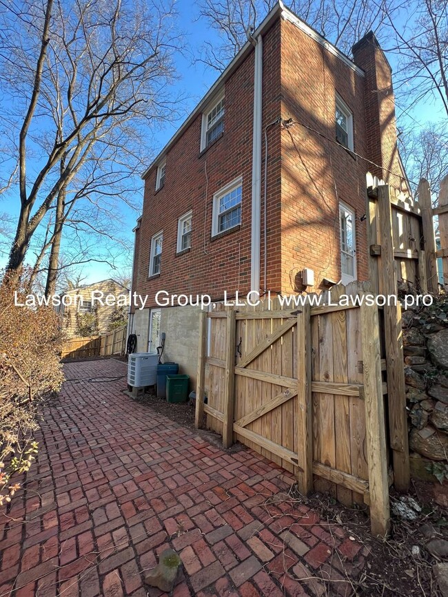 Building Photo - Charming Brick Colonial in South Roanoke