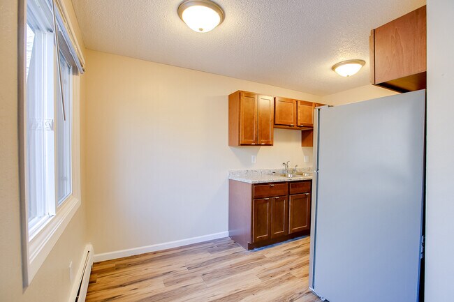 Building Photo - 1337 Arkwright St N