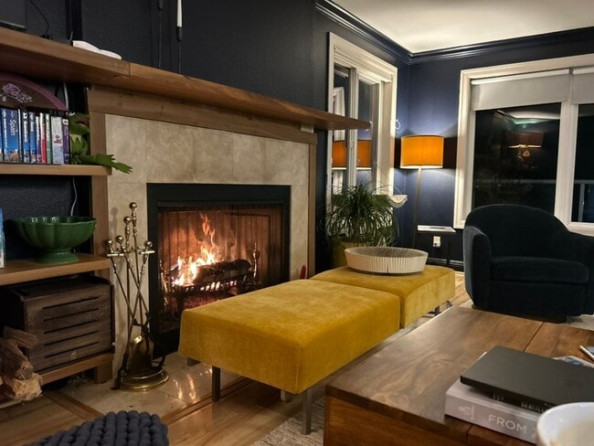 Building Photo - Boutique Condo with Stunning Views of Elliot Bay!