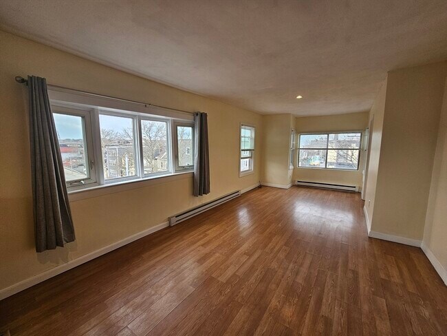 Building Photo - 464 Meridian St