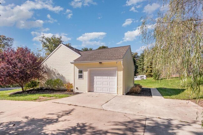 Building Photo - 927 E Lisburn Rd