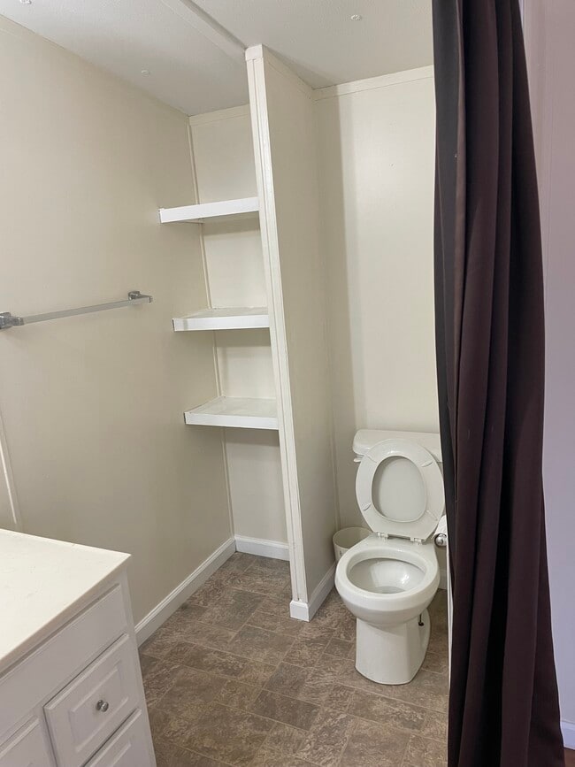 Building Photo - LJE #09