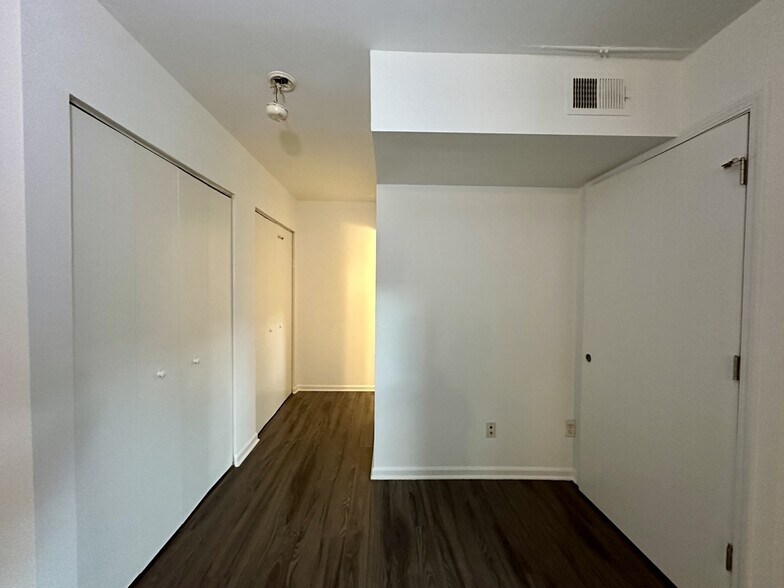 Building Photo - 925 W Carmen Ave