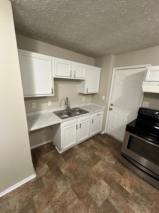 Building Photo - 3 Bed 2 Bath Home Located in Warren Township