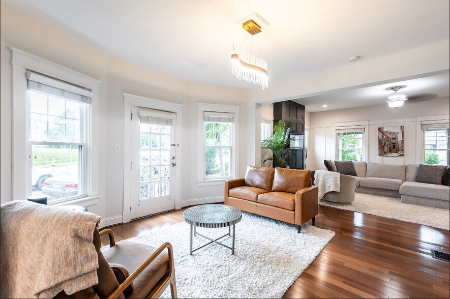 Building Photo - 2805 Observatory Ave