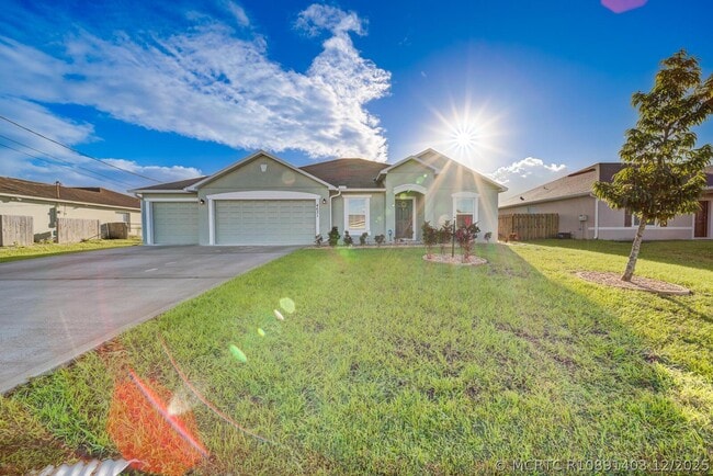 Building Photo - 4631 SW Athena Dr