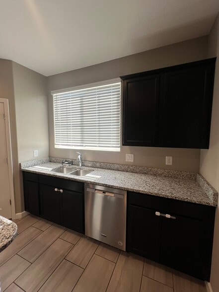 Building Photo - 1255 N Arizona Ave