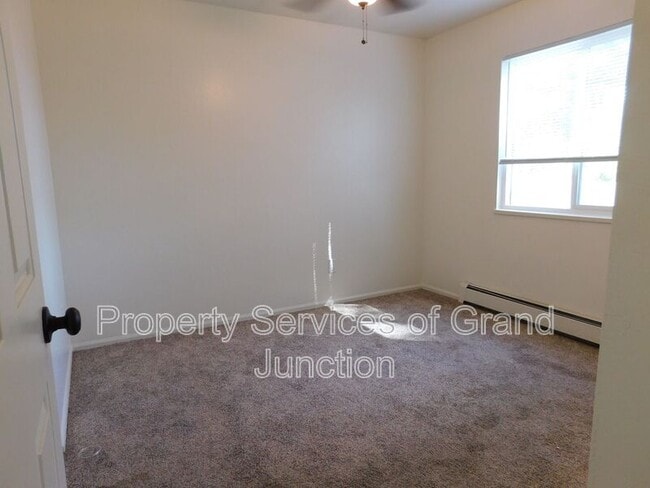 Building Photo - 3045 1/2 Stoneybrook Lane
