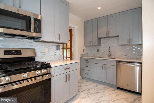 Building Photo - 6733 Gouthier Rd