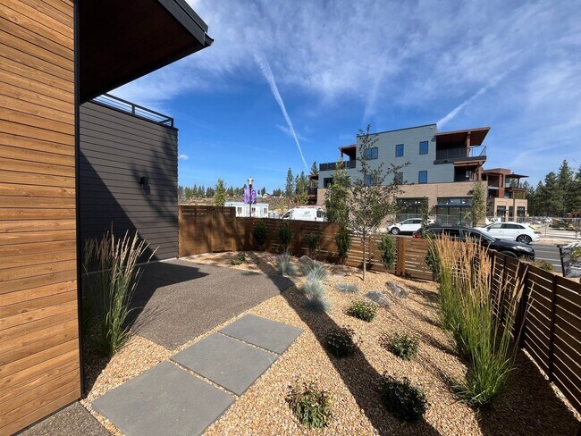 Building Photo - Like-New Townhome in the Gorgeous Terrane ...