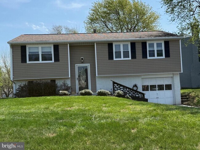 Building Photo - 5079 Macnamara Dr