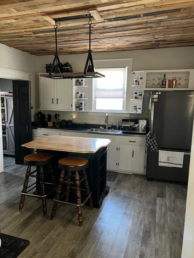 Building Photo - 3020 Parnell Ave