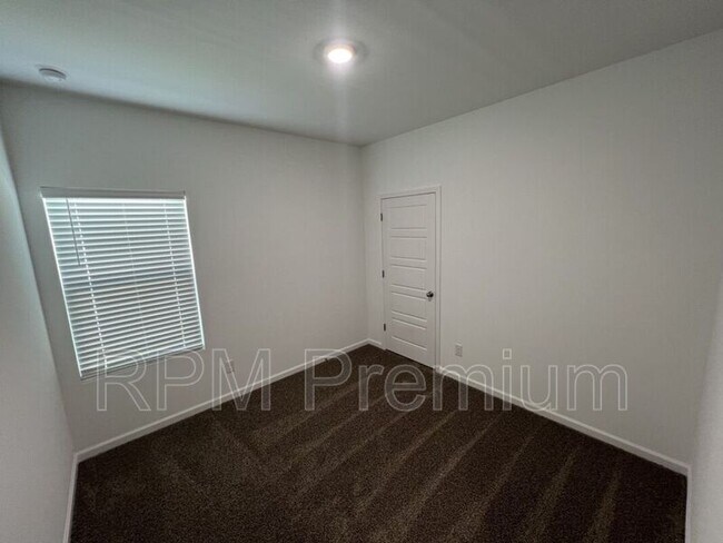 Building Photo - 1255 Drago Dr