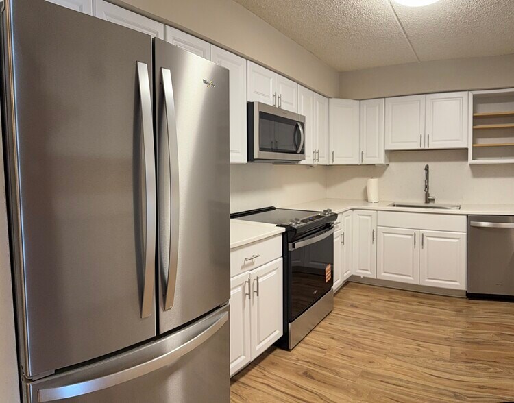 Building Photo - 21139 Valley Forge Cir