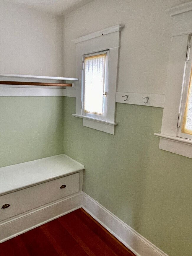 Building Photo - Coveted Laurelhurst Craftsman, Detached Garage, A/C, Hardwoods...A Rare Listing!