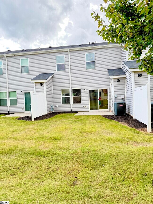 Building Photo - 424 Windsinger Ln