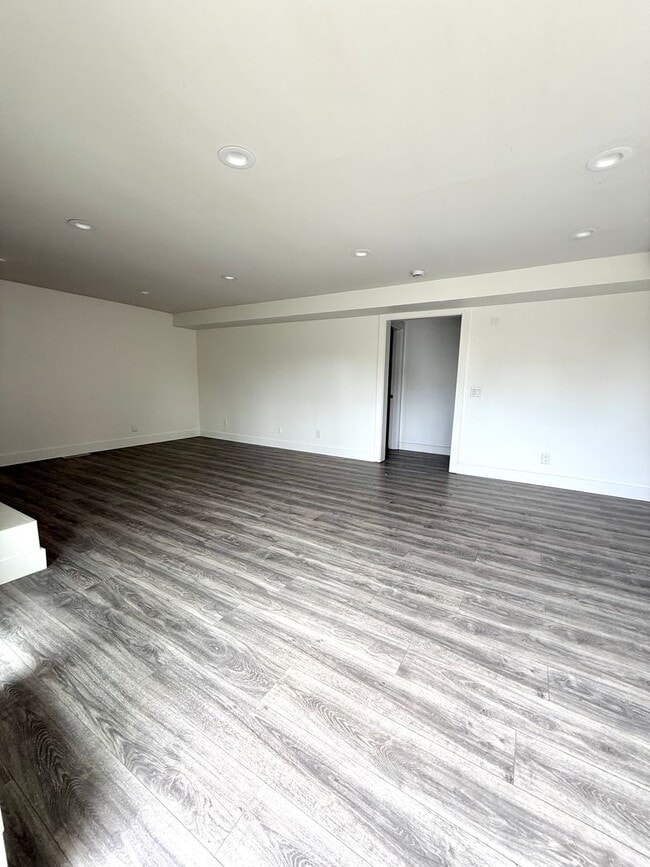 Building Photo - Stylish 2-Bed Tacoma Home