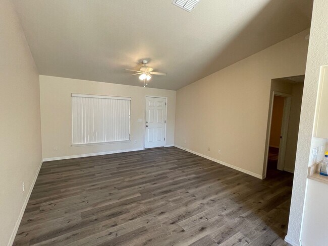 Building Photo - 3 bedroom 2 bathroom Condo