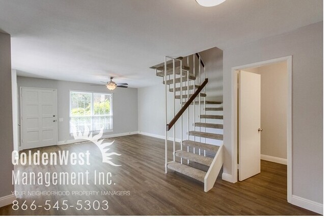 Building Photo - Stunning 3Bdm 1.5Ba Townhouse in UTC!