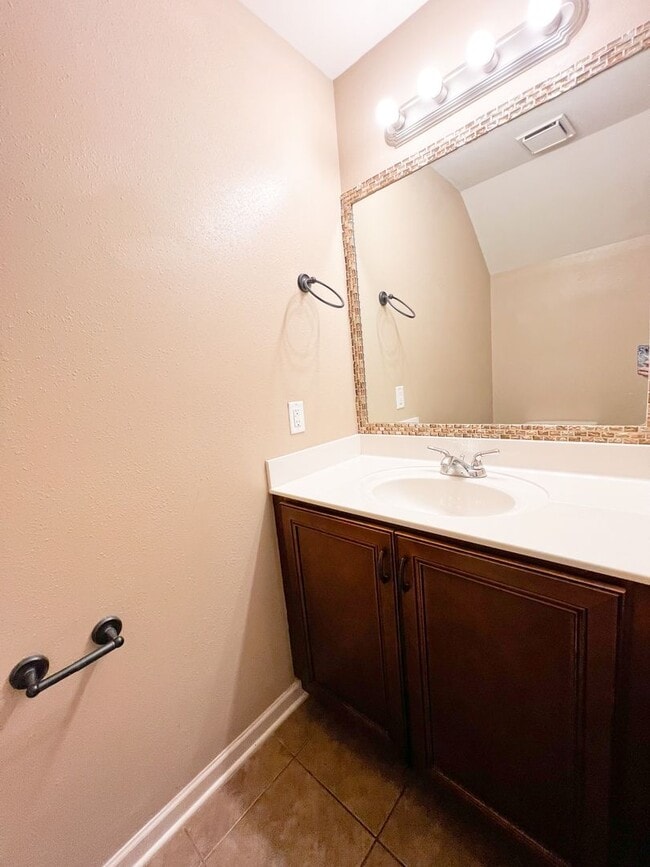Building Photo - 2 Bedroom 1.5 Bath Townhome