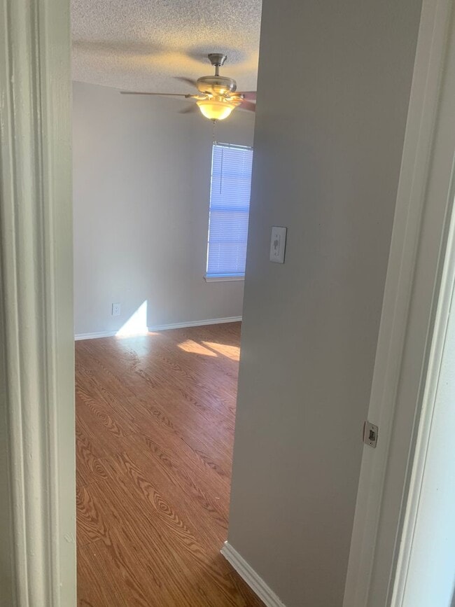 Building Photo - 3 bedroom 2 bath
