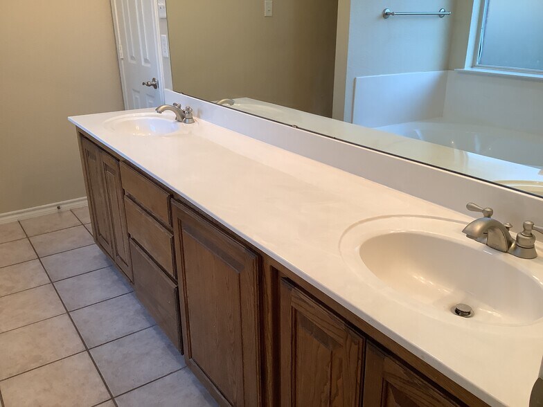 Building Photo - 4410 Shady Elm Dr