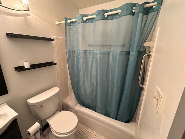 Bathroom - 2222 E Belleview Pl