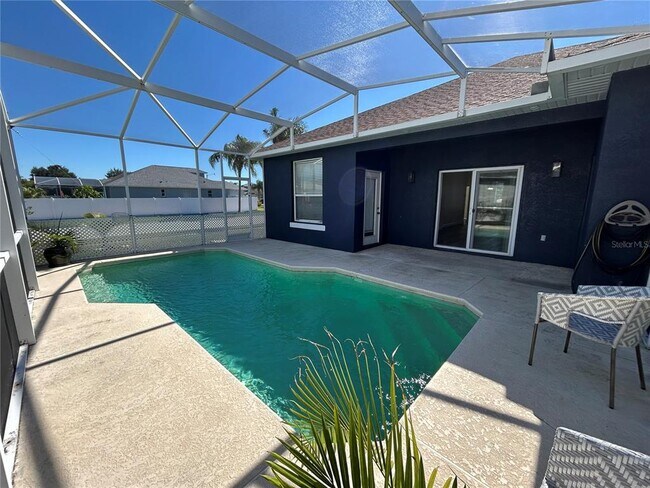 Building Photo - 1925 Magical Ln