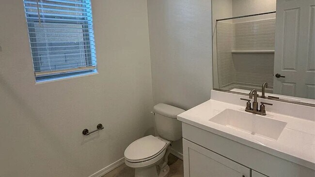 Building Photo - Large North Peoria Home