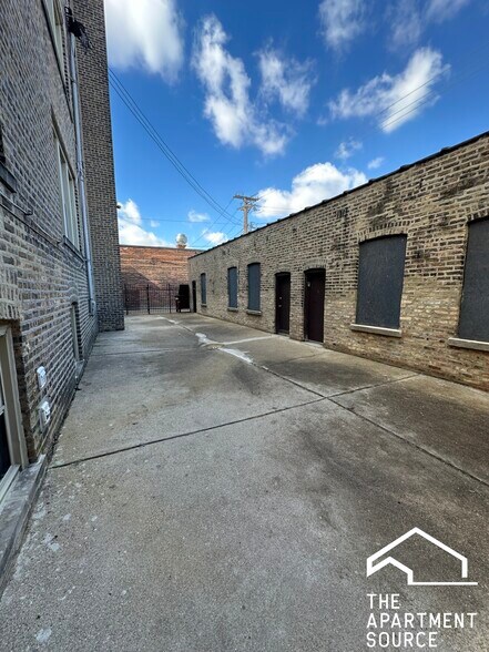 Building Photo - 3438 W Foster Ave