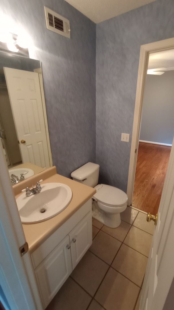 Building Photo - 4 bedroom 3 bath Home with Pickleball Cour...