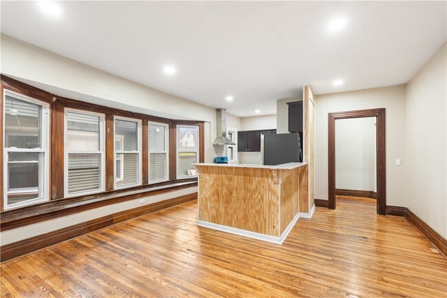 Building Photo - 483 Alexander St