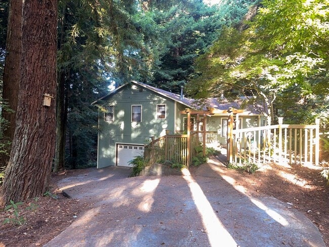 Building Photo - Pet-Friendly AMAZING Home Close To Town, Yet Private And Peaceful!