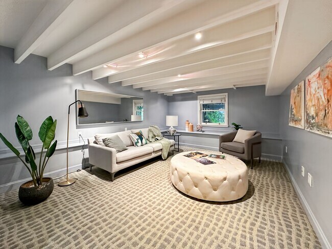 Building Photo - Beautiful 4BR+/3.5BA Edwardian Single-Fami...