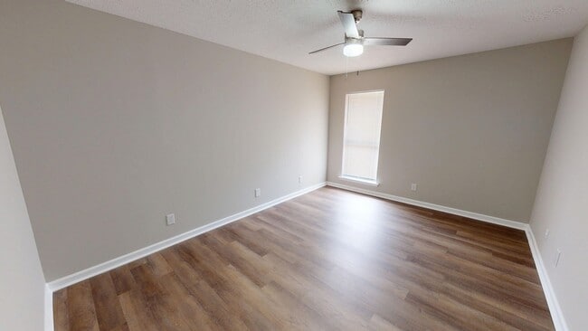 Building Photo - Updated 3/2 with Granite Counters and Stai...