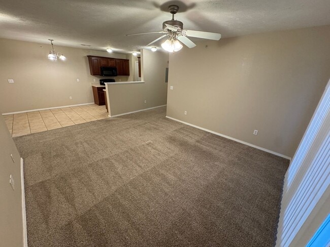 Building Photo - 2 bedroom -2 bathroom top floor apartment