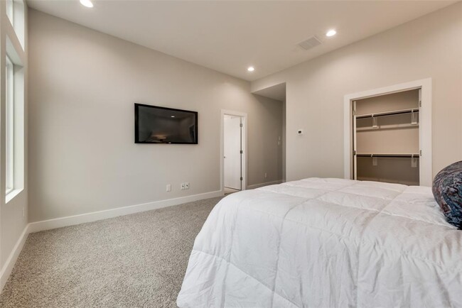 Building Photo - 3362 Pinemont Dr