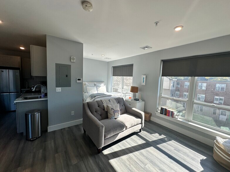 Building Photo - 55 W 5th St