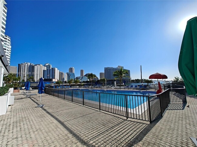 Building Photo - 825 Brickell Bay Dr