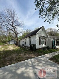 Building Photo - Gorgeous 4 Bedroom, 2 Bath in Independence!