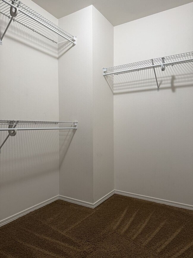 Building Photo - Spacious 3 Bed/2.5 Bath Federal Way Home.