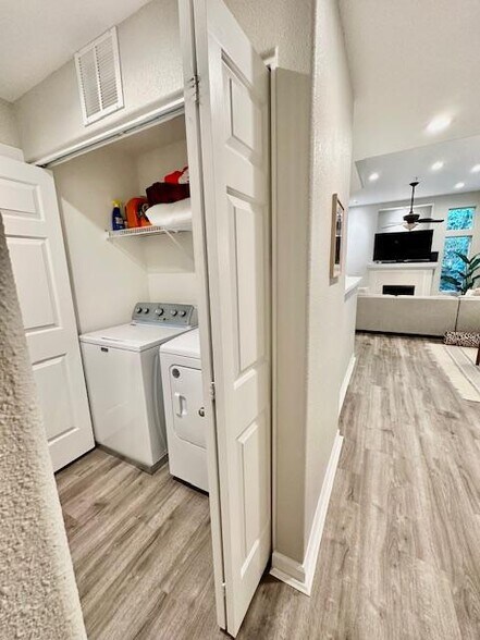 Building Photo - 14905 SW Sandhill Loop