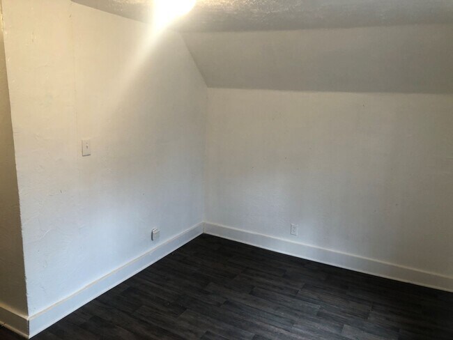 Building Photo - 507 - 1127-29 Victory Street