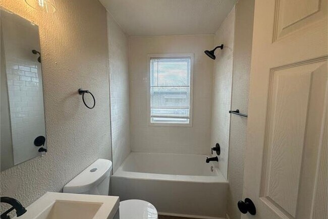 Building Photo - Fully Renovated 3-Bedroom Home – Move-In R...