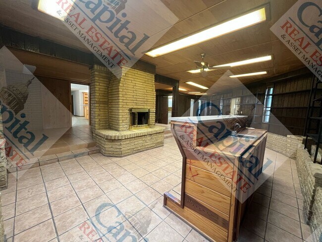Building Photo - Spacious 2 Bedroom W/ Bonus Room