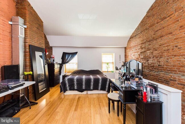 Building Photo - 535 E Girard Ave