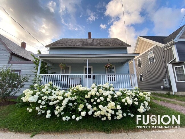 Building Photo - Adorable 2 bedroom home in Winooski with large backyard!