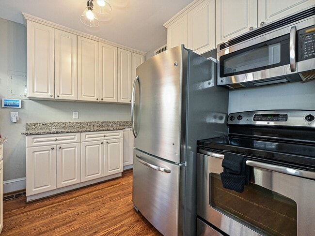 Building Photo - 2331 Chesterfield Ave