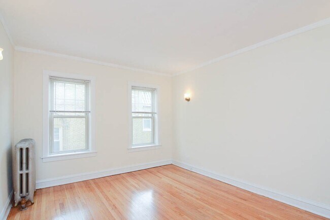 Building Photo - 2115 W Ainslie
