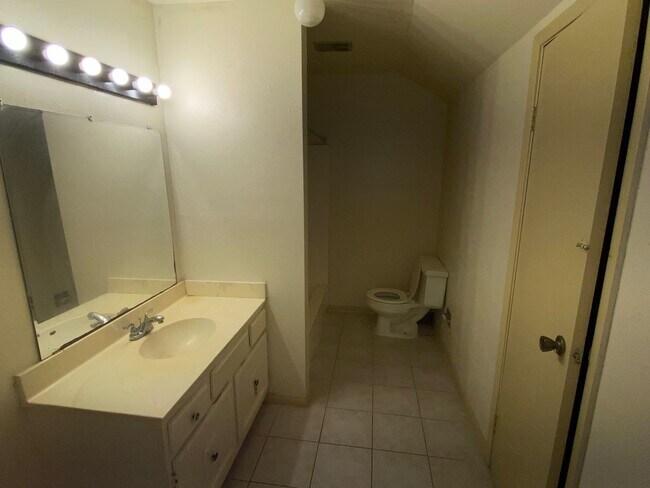 Building Photo - 4 Bedroom For Rent! $500 off the First month if you apply NOW!